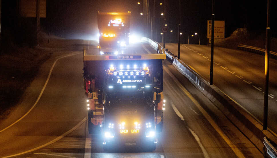 DOBBELT: Det er sjelden kost at det kommer to Cat 775G tipptrucker etter hverandre på norske veier. Agder Gruppen er nå på vei til Rana Gruber med kjempemaskinene.