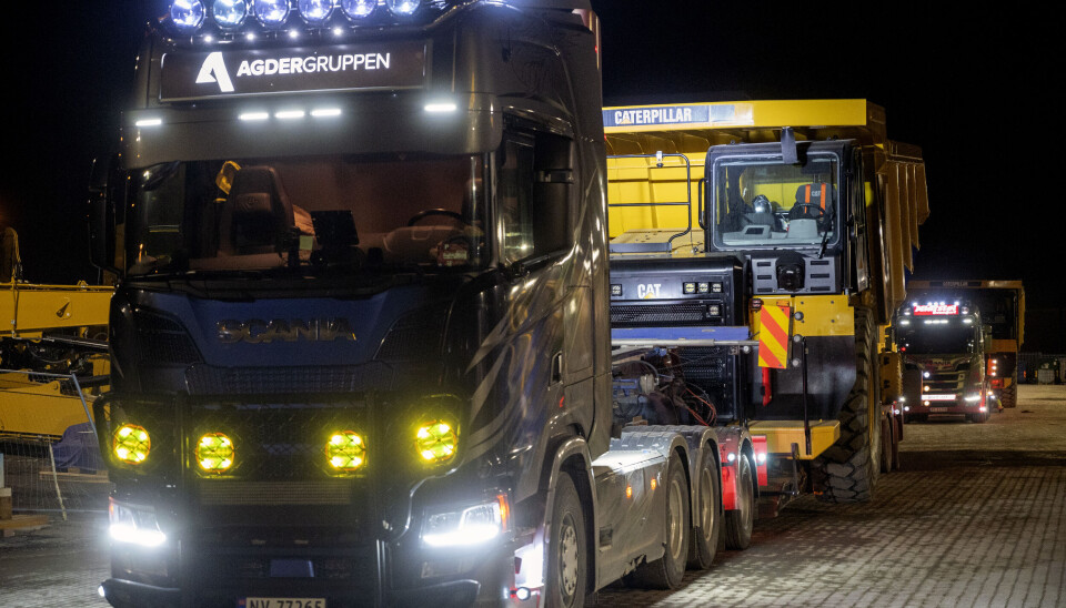 BRED: Tipptrucken er 435 cm bred og 450 cm høy når den transporteres.