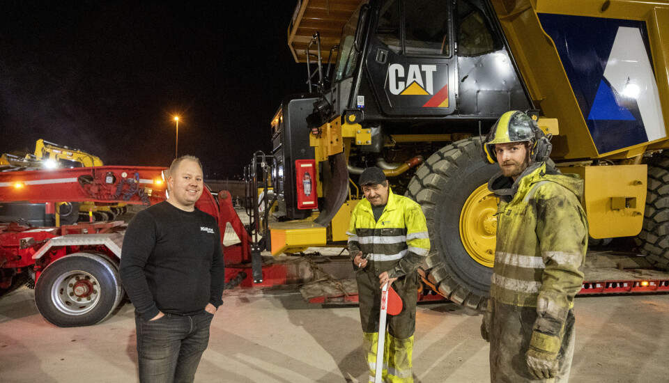 TEAM: Christer Blankenberg (t.v.) kjørte den ene tipptrucken mens Heppe Svenden kjørte den andre og Stian Nilsen kjører følgebilen.