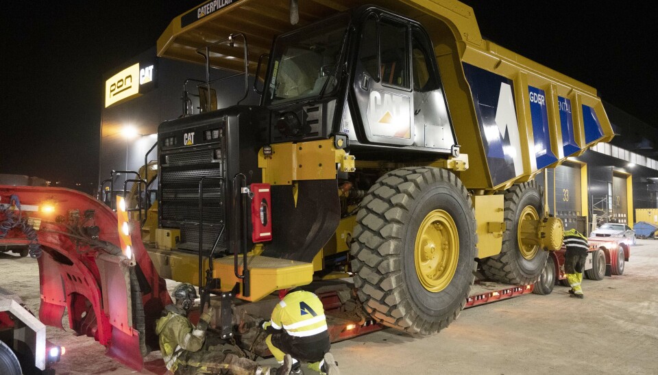 SIKRING: Det må surres skikkelig når en «vegg» med maskin på 4,5 x 4,35 meter skal kjøres 1400 kilometer.