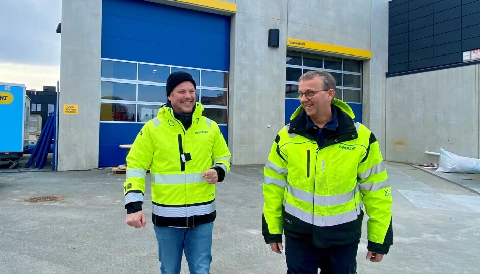 Avdelingsleder for Ramirent i Stavanger, Cato Hoff(t.v.) og prosjektleder Njål Svihus foran det som etter hvert skal bli deres nye hovedkontor i Brannstasjonsveien 14 i Sandnes. - Med denne veldig sentrale plasseringen blir vi nå enda mer tilgjengelige for kundene våre både på nord- og sør-Jæren, sier Hoff.