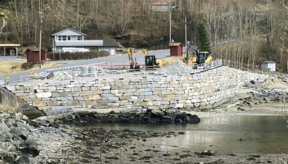 BUSSTOPP: Hele muren er ny i Baldersheim, og det er fylt ut for å lage en romslig busstopp. Foto: Privat.
