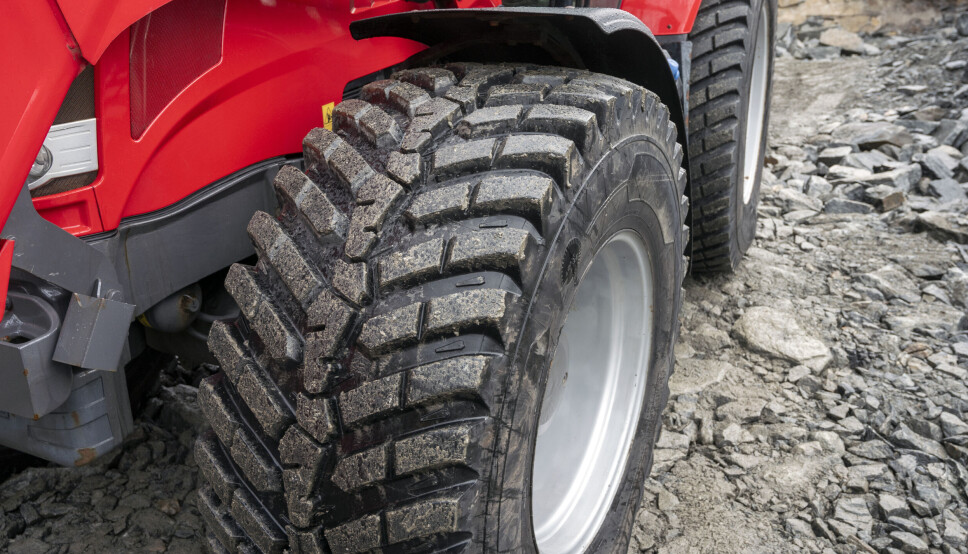 TESTDEKK: Helt siden Massey Ferguson traktoren var ny, har den gått med testdekk fra Michelin. Dette skulle være Long-life dekk og det har de levd godt opp til.
