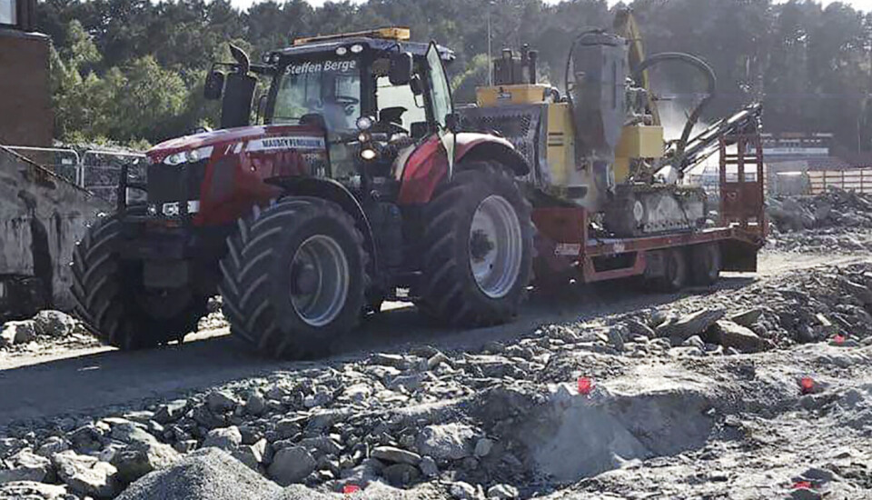SPRENGNING: Traktoren brukes både til å flytte borerigg, maskiner og masser. Frontlasteren bruker Steffen Berge til å laste matter rett på hengeren. Foto: Privat.