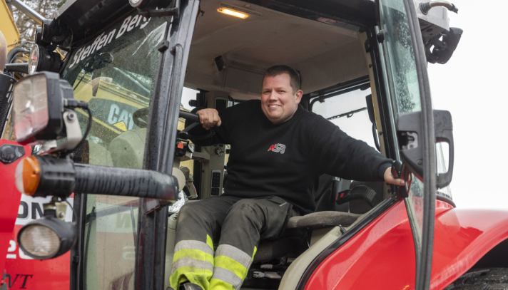 FLEKSIBEL: Steffen Berge (33) bruker traktoren 750 timer i året. Den er helt nødvendig i entreprenørhverdagen.