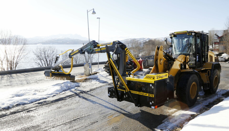 VERDENS FØRSTE: Slagkraft W70-motorpakken og SC7-kranen som Senja kommune snart skal ta i bruk, er begge verdens første som leveres fra fabrikken. Her «demokjøring» i snøhaugene.