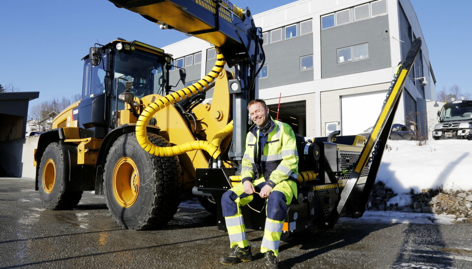 NOK JOBB: Bengt Arne Ludvigsen, fagarbeider uteseksjon teknisk i Senja kommune, sier Senja kommune har 25 mil vei som trenger kantklipping.