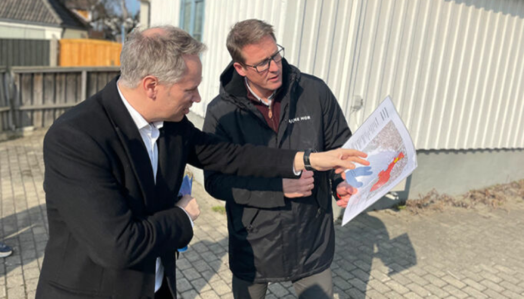 Samferdselsminister Jon-Ivar Nygård (t.v.) fikk en orientering om grunnforholdene i Moss, tirsdag 22. mars, av Eirik Harding Hansen, prosjektsjef for jernbaneutbyggingen gjennom byen.