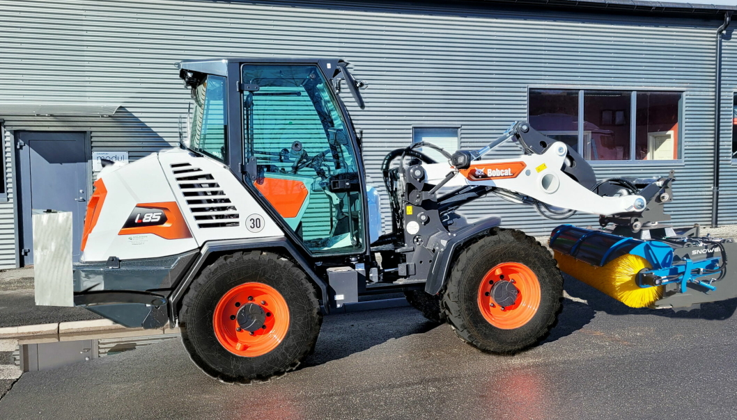 «SKREDDERSYDD»: Bobcat-lasteren L85 (86 hk) kan nå leveres med «skreddersydd» feieutstyr fra finske Snowek. (Foto: Anleggsgruppen AS)