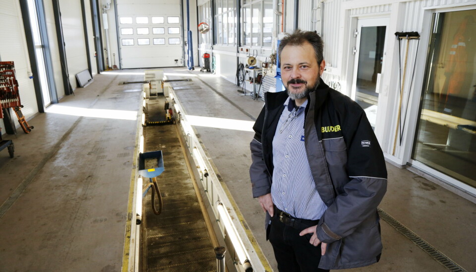 NYESTE: Daglig leder Hans Olav Løen ved et nytt løp for periodisk kjørekontroll på Solbergmoen. Fasilitetene er glimrende, og på sidene av grava er det hydraulisk hevbare rullesett for å utføre bremseprøver.