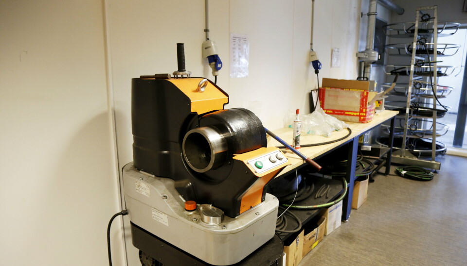 SLANGER OG KOBLINGER: Alt fikses selv på et eget rom med eget utstyr.