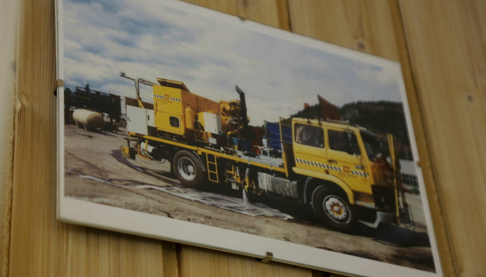 FØRSTE: På veggen henger et bilde av den første veimerkingsbilen i Norge for vannbasert maling, bygget opp ved avdelingen på Solbergmoen.