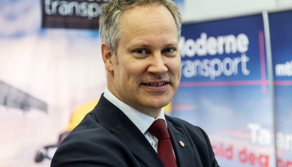 Den nye norske forskriften om prissammenligning av strøm og drivstoff følger opp en EU-forordning om dette. Samferdselsminister Jon-Ivar Nygård sier målet er å motivere flere til å velge elbil.