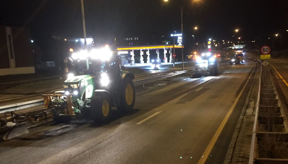 Vårrengjøring av riks- og europaveiene i Oslo skjer om natten når trafikken er lav.