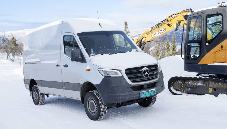 KLATRER GODT: Nye Mercedes-Benz Sprinter 4x4 klarer seg godt opp de bratte og svingete bakkene til hyttefeltet i toppen av Uvdal Skisenter.