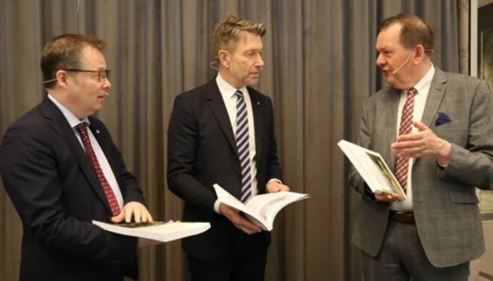 Gjerdrumutvalget, ved utvalgsleder Inge Ryan (f.h.), leverte NOU-en til olje- og energiminister Terje Aasland (i midten) og kommunal- og distriktsminister Bjørn Arild Gram 28. mars 2022.