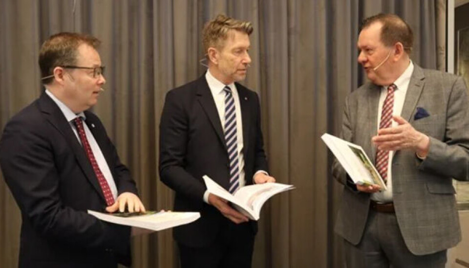Gjerdrumutvalget, ved utvalgsleder Inge Ryan (f.h.), leverte NOU-en til olje- og energiminister Terje Aasland (i midten) og kommunal- og distriktsminister Bjørn Arild Gram 28. mars 2022. Gjerdrumutvalget, ved utvalgsleder Inge Ryan (f.h.), leverte NOU-en til olje- og energiminister Terje Aasland (i midten) og kommunal- og distriktsminister Bjørn Arild Gram 28. mars 2022.