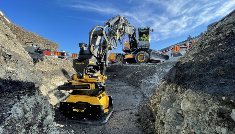 Markvibratoren Engcon PC6000 er beregnet for å brukes under en tiltrotator, på gravemaskiner i størrelsen 12–26 tonn.