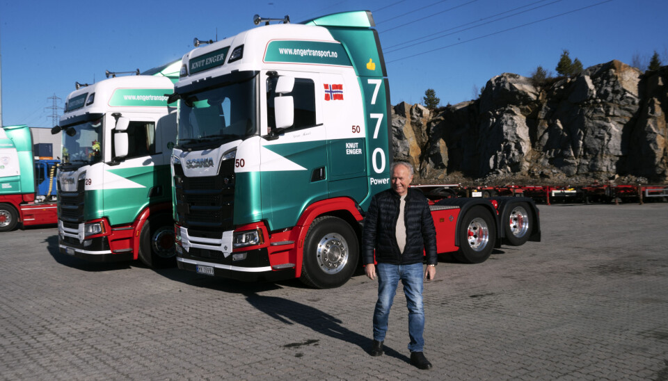 PARKERT: Knut Enger kjører lastebilen de fleste dagene i uka. Han liker seg bedre i bilen enn på et kontor.