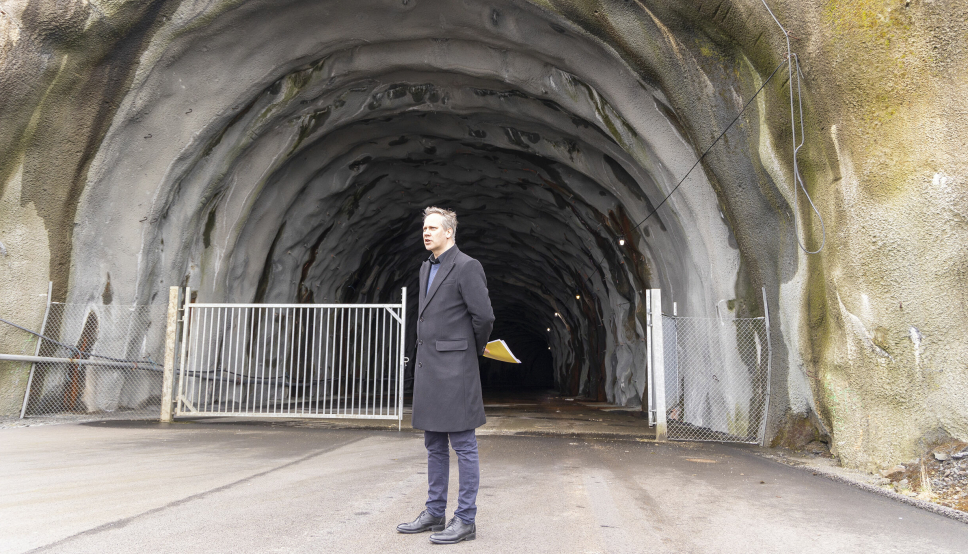 Samferdselsminister Jon-Ivar Nygård ved tunnelåpningen til E39 Rogfast, som får 21 millioner kroner for å teste ut fossilfri produksjon av tunnel.