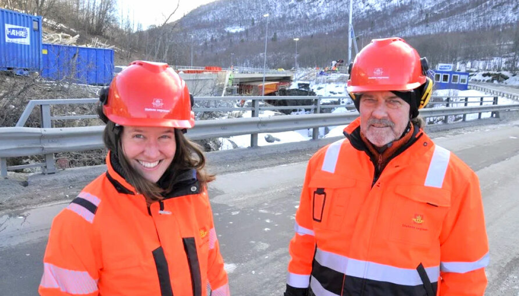 Kontrollingeniør Tine Sørbye og byggeleder Bjørn Kåren Ifarness i Statens vegvesen ved dagens bru som om få måneder blir erstattet av en bedre og tryggere bru i bakgrunnen.