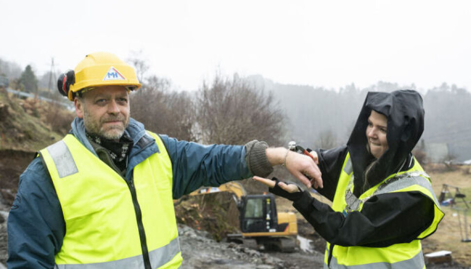 Alver-ordfører Sara Hamre Sekkingstad klippet av armbandet som Evensen har hatt på i tre år.