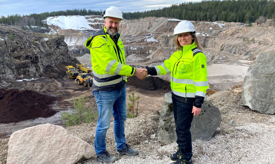 Franzefoss og Noah går sammen om å etablere massehåndtering med gjenvinnningsløsninger - et jordvaskeanlegg - på Bondkall i Oslo. Her står bærekraft- og utviklingssjef i Franzefoss, Gaute Markussen, og prosjektsjef i Noah, Kari Røseth, ved det eksisterende anlegget.