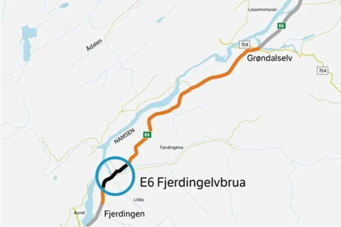 Kart som viser ny trasé for E6 Fjerdingen-Grønndalselv. Veien skal i hovedsak ligge øst for dagens E6. Fjerdingelvbrua som sto ferdig i oktober 2021 er markert med blå ring.