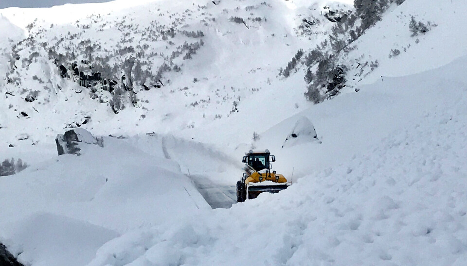Det kan komme mye snø på, og gå ras over, riksvei 13 Vikafjellet.