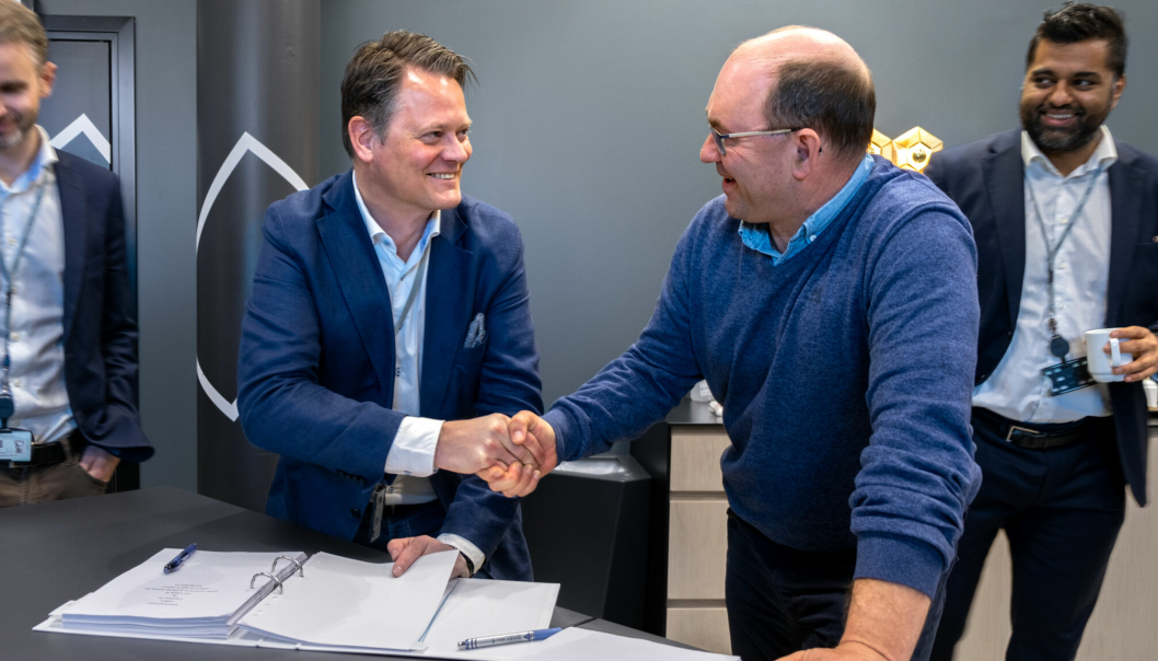 Konserndirektør i Skanska eiendomsutvikling, Thorbjørn Brevik (t.v.), og grunneier Simen Jacobsen, i K Jacobsen AS signerte avtalen.