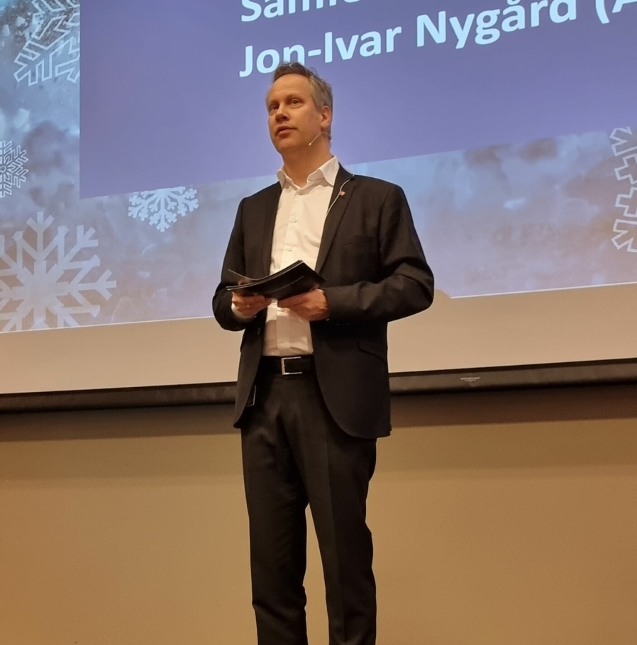 Samferdselsminister Jon-Ivar Nygård på scenen i møterom Q4 i The Qube på Gardermoen 5. april 2022.
