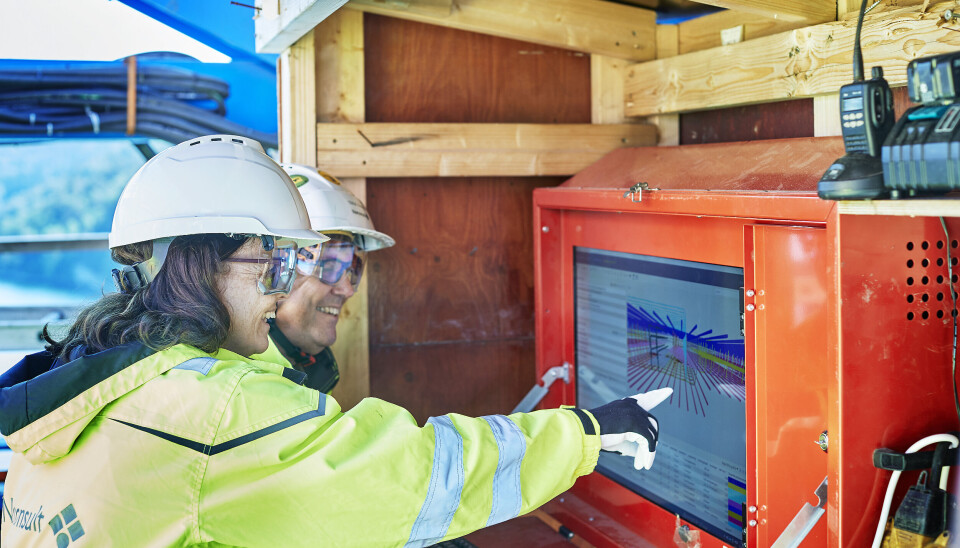 Norconsult-rådgivere diskuterer tegninger ved en BIM-kiosk i toppen av søndre søyle på Trysfjordbrua under arbeid på E39 Kristiansand Øst-Mandal Vest i juni 2020.