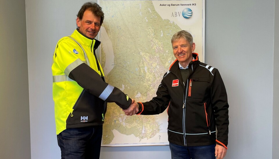 F.v.: Daglig leder Hans Erik Lie i Asker og Bærum Vannverk og konserndirektør Øivind Larsen i Veidekke Infrastruktur.