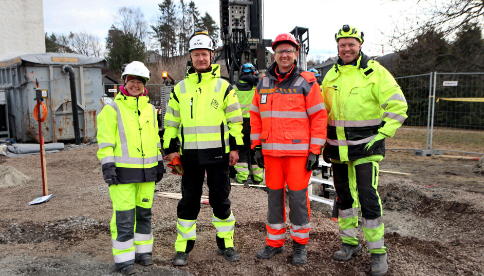 De pågående feltundersøkelsene vil gi viktig kunnskap om oppnådd styrke i bindemiddelstabiliserte peler. Fra venstre: Tonje Eide Helle (Multiconsult), Thorbjørn Rekdal (Argeo), Eivind S. Juvik (Statens vegvesen) og Atle Gerhardsen (Cautus Geo) ute i felt på prosjektet E18 Vestkorridoren.