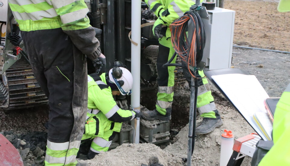 Installering av måleinstrument. Boreriggen benyttes for å sette ned måleinstrumenter i kalksementpeler, og for å hente opp prøver. Installering av måleinstrument. Boreriggen benyttes for å sette ned måleinstrumenter i kalksementpeler, og for å hente opp prøver.