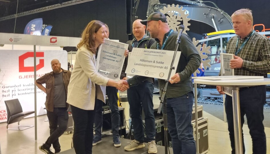 Kunnskapsminister Tonje Brenna delte ut prisen Årets Lærebedrift 2021 til Håkonsen & Sukke Landskapsentreprenør AS på scenen i The Qube, Gardermoen, onsdag 6. april, på Arctic Entrepreneur.