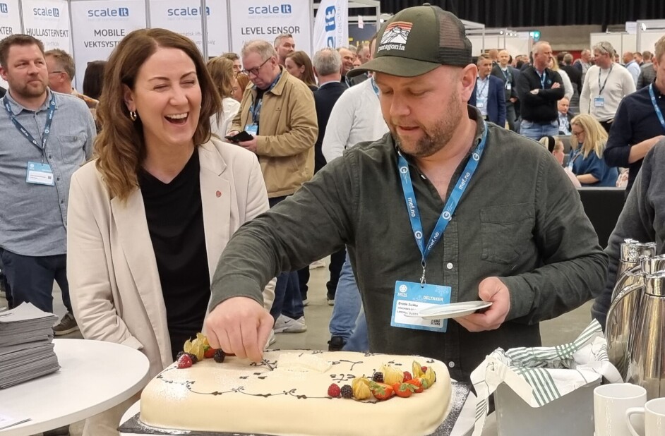 Brede Sukke fikk i oppdrag å skjære kake til Tonje Brenna. Han valgte en utradisjonell løsning med å starte midt i kaka.