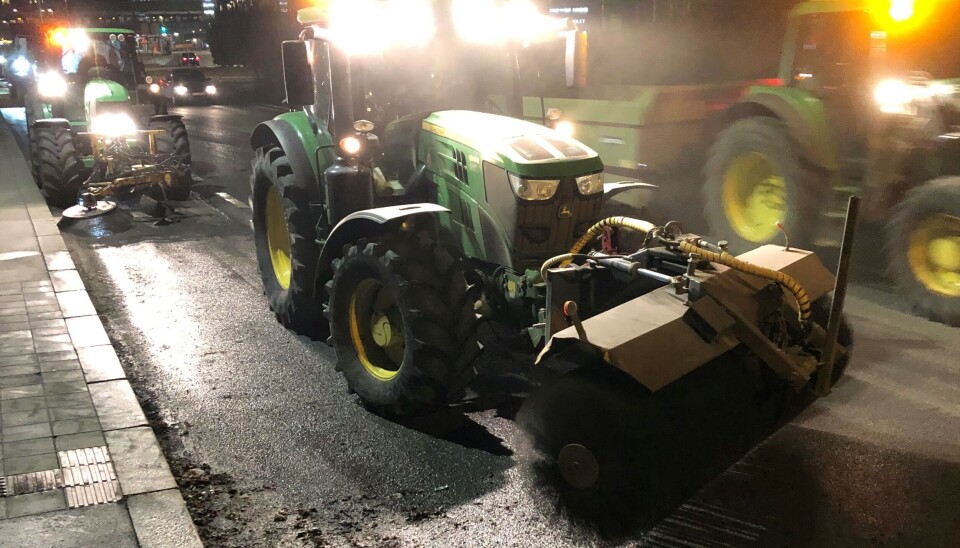 Vårrengjøringen blir gjort om natta når trafikken på veiene er lav.