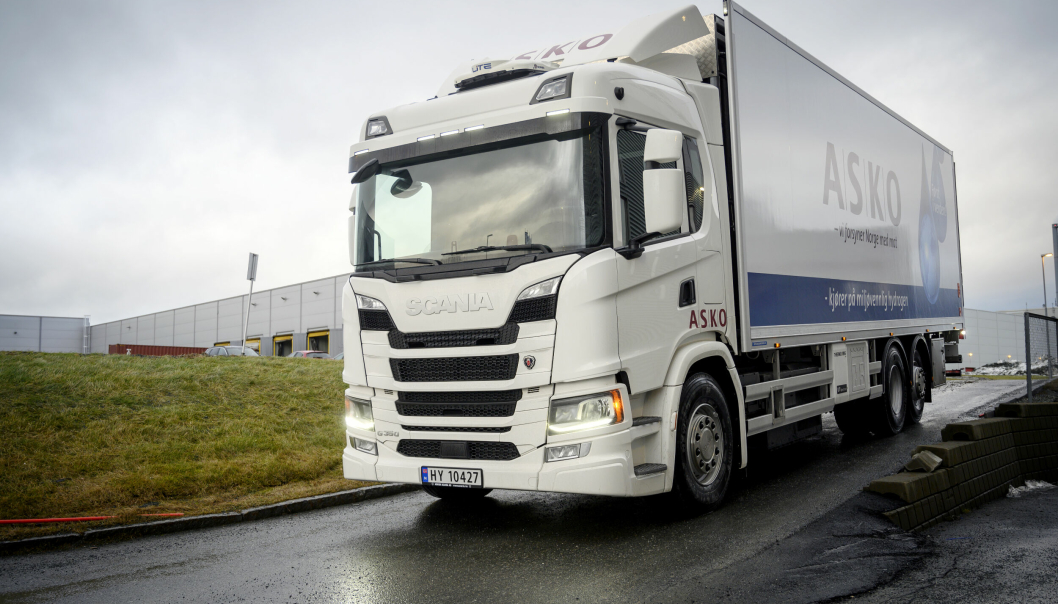 Asko Midt-Norge har fra før fire hydrogenlastebiler fra Scania som forsyner. Nå utvides flåten med to 50-tonns vogntog med en rekkevidde som langt overgår det de elektriske lastebilene klarer uten ladestopp. De to nye hydrogen-trekkvognene skal også leveres av Scania.