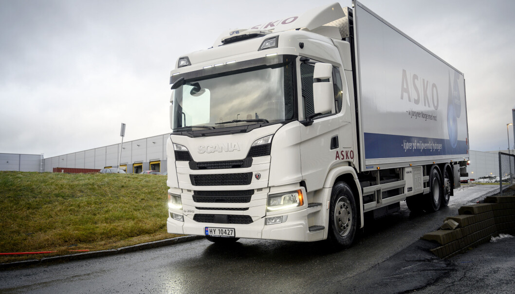 Asko Midt-Norge har fra før fire hydrogenlastebiler fra Scania som forsyner. Nå utvides flåten med to 50-tonns vogntog med en rekkevidde som langt overgår det de elektriske lastebilene klarer uten ladestopp. De to nye hydrogen-trekkvognene skal også leveres av Scania. Asko Midt-Norge har fra før fire hydrogenlastebiler fra Scania som forsyner. Nå utvides flåten med to 50-tonns vogntog med en rekkevidde som langt overgår det de elektriske lastebilene klarer uten ladestopp. De to nye hydrogen-trekkvognene skal også leveres av Scania.