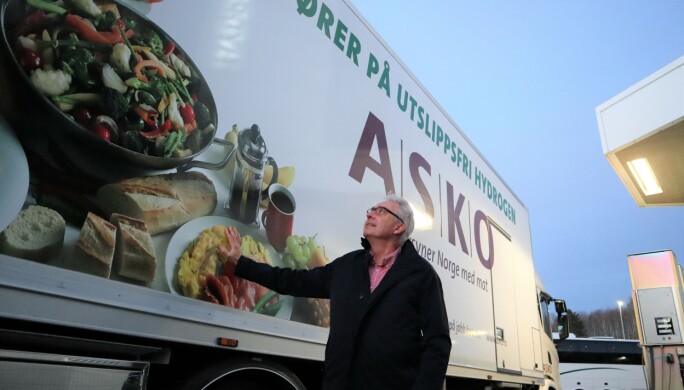 Jan Carsten Gjerløw med Asko hydrogenlastebil. Jan Carsten Gjerløw med Asko hydrogenlastebil.
