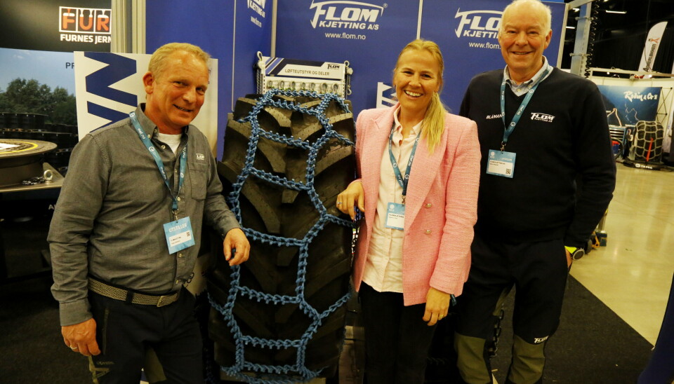 PÅ STAND: Flom Kjetting-representantene Helge Stikbakke (f.v.), Ingunn L. Flom og Bjørn Kristiansen.