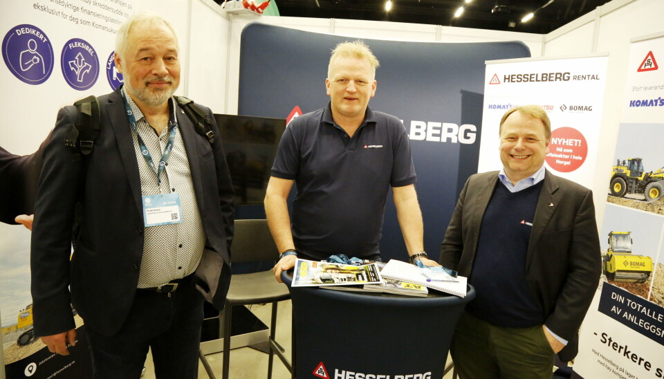 OVERLEVERT: Når dette leses er mest sannsynligvis maskinen overlevert. Fra venstre er Frode Nilsen (LNS/Rana Gruber), Morten Wernberg (salgssjef) og Claus Konow (avdelingsleder salgssupport), begge fra Hesselberg Maskin.