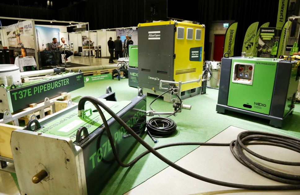 UTSTYRET: Til venstre er et par eksempler av trekkemaskiner som senkes ned i gropa til der røres skal skiftes. Den grønne enheten til høyre er hydraulikksentralen, mens den gule Atlas Copco-enheten er batteripakken.