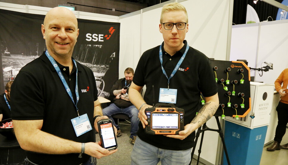 KLARE: Selger Runar Børge Nilsen (t.v.) med loggeren og driftsleder Bulk, Erik Okstad, med avfyringsapparatet.