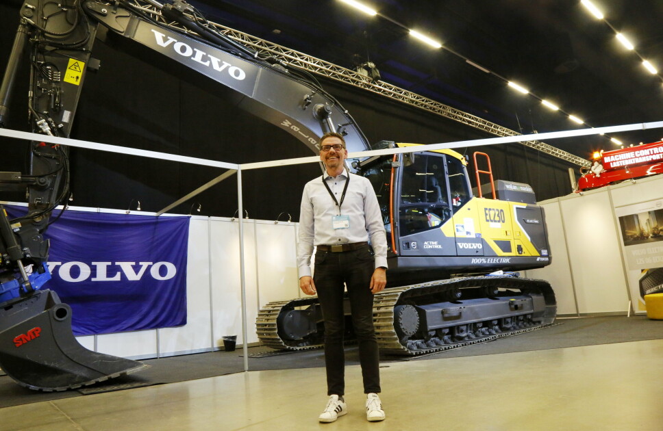 FØRSTE: Produktsjef Frode Andersen fra Volvo Maskin AS foran verdensnyheten som ble presentert på Arctic Entrepreneur i april.