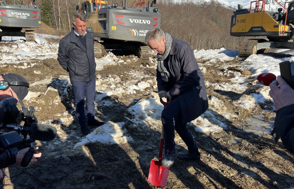 Samferdselsminister Jon-Ivar Nygård tok det første offisielle spadetaket på E8 Sørbotn-Laukslett. Ordfører i Tromsø, Gunnar Wilhelmsen bivåner det hele.