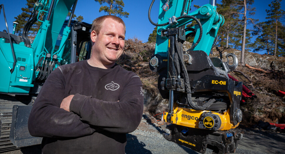 FORNØYD: Gravemaskinfører Tony Arnfinn Ørsvik er meget fornøyd med engcons automatiske hurtigkoblingssystem EC-Oil.