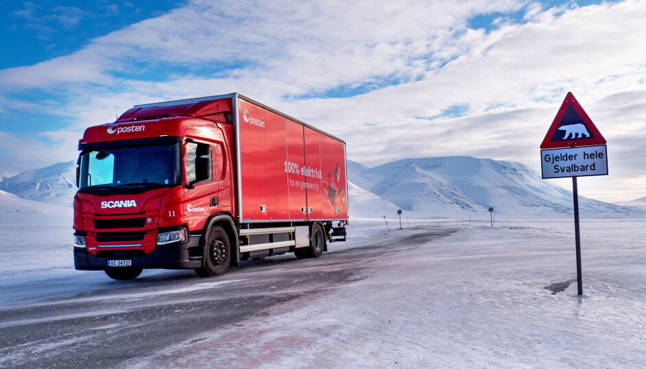 Det er tøffe forhold på Svalbard, men den elektriske Scania-en har klart seg bra i testperioden på én måned og settes nå inn i ordinær drift i Longyearbyen.