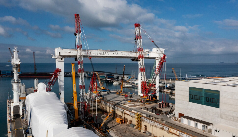 KJEMPEJOBB: Med hjelp fra to beltegående fagverkskraner, en Demag 6800 til høyre og en CC 3800 1 nede i tørrdokken, ble den gigantiske traverskranen til The Italian Sea Group på Marina Di Carrara nordvest i Italia demontert.